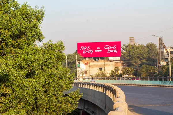 Faisalabad, Pakistan, 02 Ekim 2020: Adil ve sevimli reklam panosu.