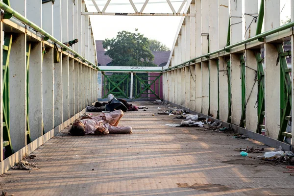 Faisalabad, Pakistan, 02 Ekim 2019: Çelik Köprü 'de uyuyan evsiz ve uyuşturucu bağımlısı genç adam