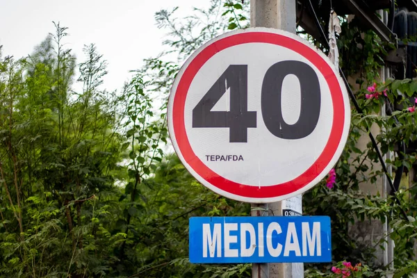 Saatte 40 kilometre hız sınırı olan tabela..