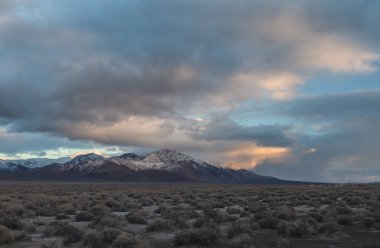 Uzakta seyahat araba ile dağların üzerinde Fırtına bulutları