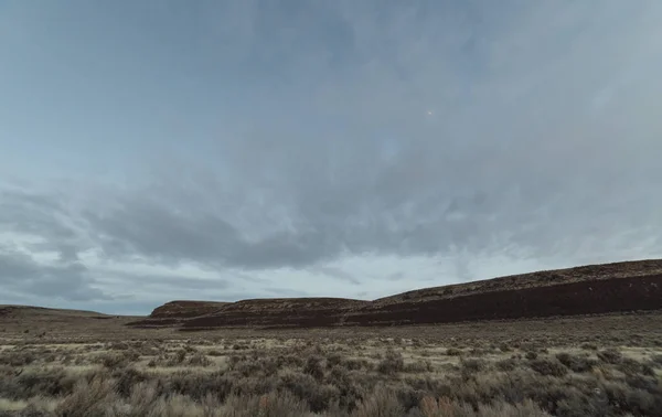 Bedeckter Himmel über dem Berg in der Dämmerung in Nevada, USA — Stockfoto