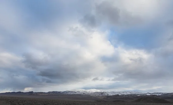 Cielo nublado sobre la montaña cubierta de nieve —  Fotos de Stock