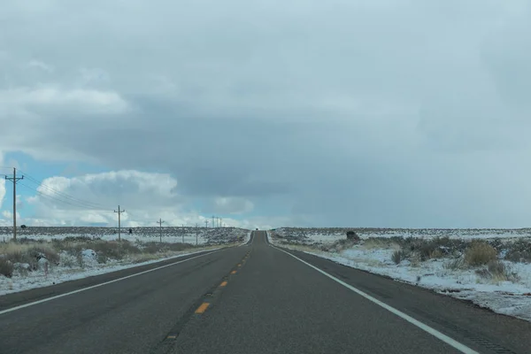 Estrada reta à frente, céu nublado acima, depois de tempestade de neve com s — Fotografia de Stock