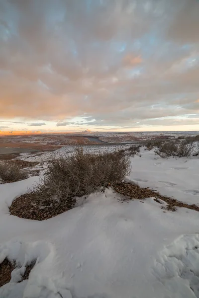 Ora del tramonto con cielo coperto sopra Arizona Paesaggio dopo la neve — Foto Stock