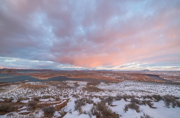 Nuvens de pôr do sol acima da Baía Wahweap em Utah, EUA — Fotografia de Stock