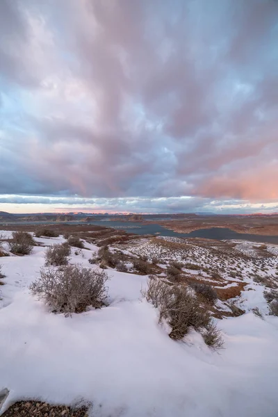 Ciel couvert au coucher du soleil au-dessus de Wahweap Bay à Wahweap, Utah, États-Unis — Photo