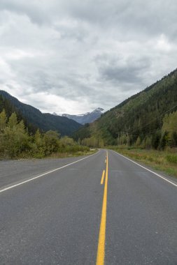 Uzun yol Ahead dağ manzaralı