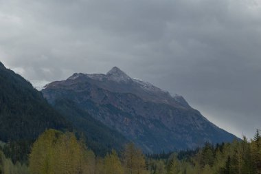 Hazelton yakınlarındaki dağın üstündeki fırtına bulutları