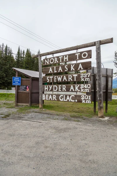 Kitwanga, British Columbia Eylül 2018: Highway 16 ve Highway 37 için Hyder, Alaska, ABD kesişiminde işareti