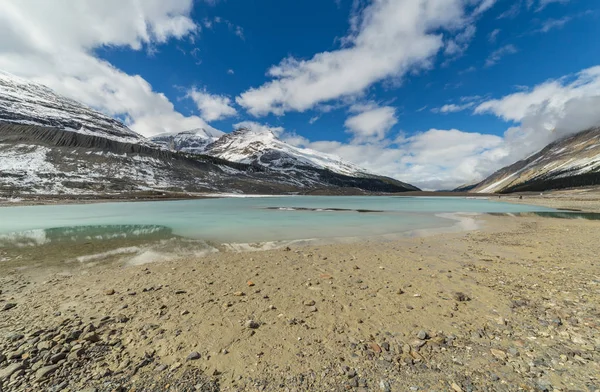 Jasper Milli Parkı 'nda Sunwapta Gölü, Alberta, Kanada