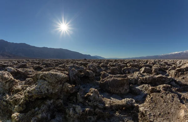 Şeytanın Golf Sahası Ölüm Vadisi 'nin zemininde yer alan, Ölüm Vadisi Ulusal Parkı' ndaki Mojave Çölü 'nde bulunan büyük bir tuz tavasıdır.