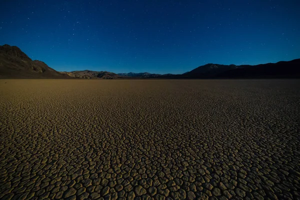 Ölüm Vadisi Milli Parkı 'ndaki Racetrack Playa Gökyüzünde sonsuz yıldızlarla açık bir gecede