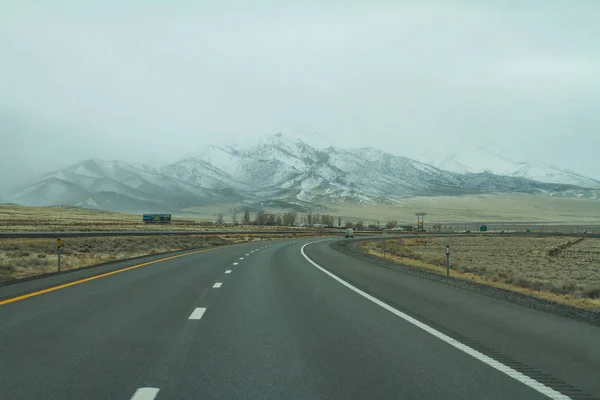 Camino Curvo Por Delante Con Cordillera Nevada Cielo Nublado Fondo — Foto de Stock