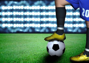 adam futbol sahası ve parlak ışıklar