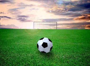futbol sahası ve gökyüzü