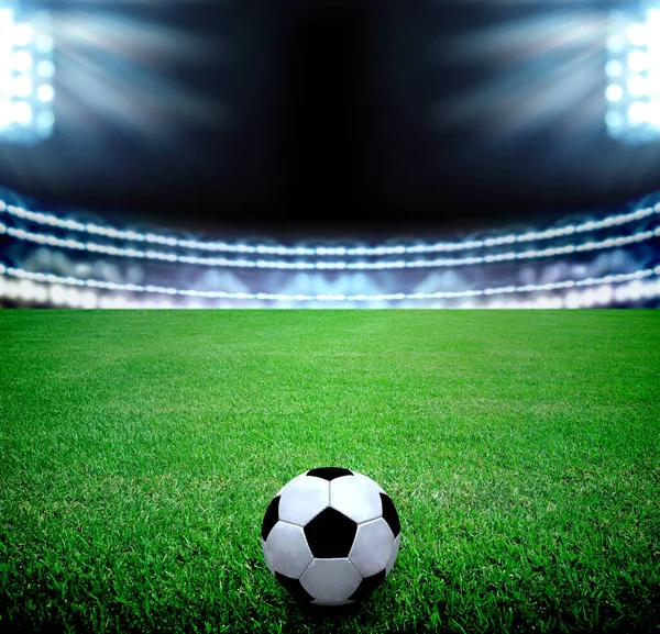 futbol sahası ve parlak ışıklar