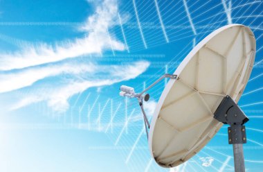 uydu antenleri ve mavi gökyüzü