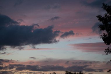 Dramatik Fenland gün batımı, karamsar gökyüzü gece, arka planda ağaçlarla çayırlarda. 