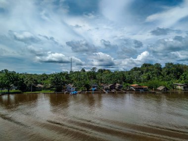 Amazon Nehri 'nin kıyısındaki nehir kenti orman insanlarının gelenek ve yaşamını gösteriyor..