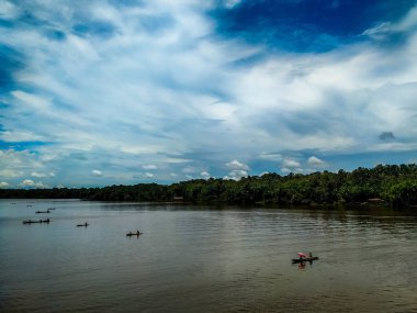 Amazon Nehri 'nin kıyısındaki nehir kenti orman insanlarının gelenek ve yaşamını gösteriyor..