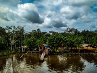 Amazon Nehri 'nin kıyısındaki nehir kenti orman insanlarının gelenek ve yaşamını gösteriyor..