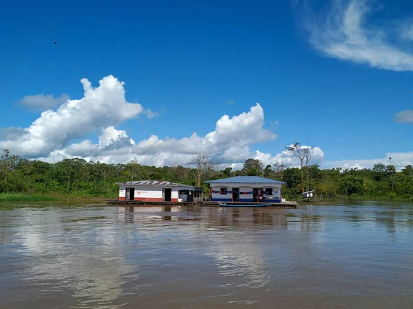 Риверфронт Города Вдоль Реки Амазонки Показывающий Обычаи Жизнь Лесных Жителей — стоковое фото