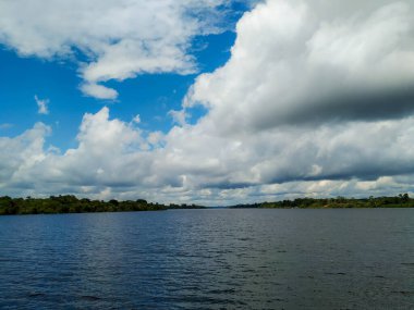 Amazon Nehri ve bulut refleksi