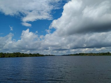 Amazon Nehri ve bulut refleksi