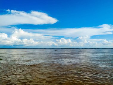 Amazon Nehri ve bulut refleksi