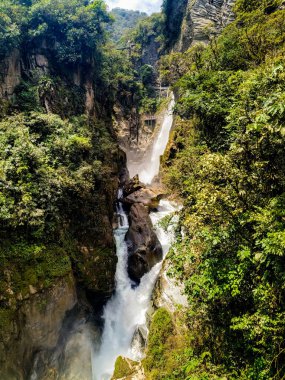 Pailon del Diablo Şelalesi - Banos Ekvador Bu fotoğraf Pailon del Diablo 'daki suların gücünü gösteriyor - Banos, Ekvador. Çevredeki bitkileri de parlak renkleriyle gösteriyor..