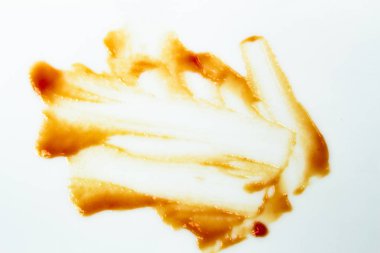 Beyaz arka plan üzerinde izole salça. Kırmızı ketçap su sıçramalarına izole üzerinde beyaz arka plan, üstten görünüm