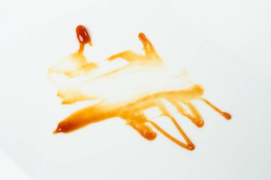 Beyaz arka plan üzerinde izole salça. Kırmızı ketçap su sıçramalarına izole üzerinde beyaz arka plan, üstten görünüm
