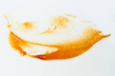 Beyaz arka plan üzerinde izole salça. Kırmızı ketçap su sıçramalarına izole üzerinde beyaz arka plan, üstten görünüm