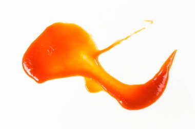 Beyaz arka plan üzerinde izole salça. Kırmızı ketçap su sıçramalarına izole üzerinde beyaz arka plan, üstten görünüm