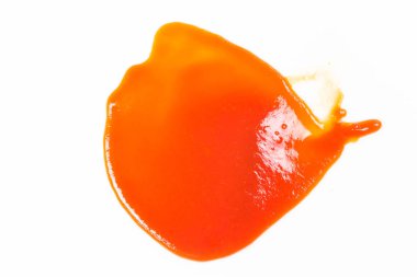 Beyaz arka plan üzerinde izole salça. Kırmızı ketçap su sıçramalarına izole üzerinde beyaz arka plan, üstten görünüm