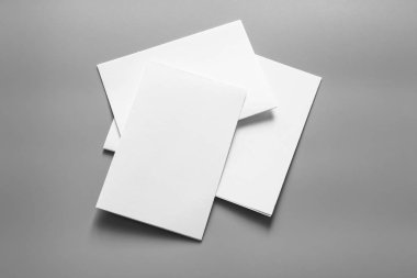 Boş portre mock-up kağıt. gri, değiştirilebilir arka plan izole broşür dergi / beyaz kağıt izole gri üzerine