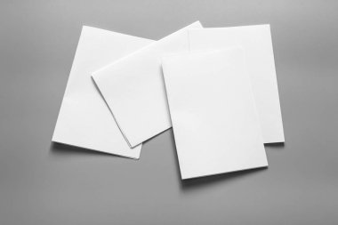 Boş portre mock-up kağıt. gri, değiştirilebilir arka plan izole broşür dergi / beyaz kağıt izole gri üzerine