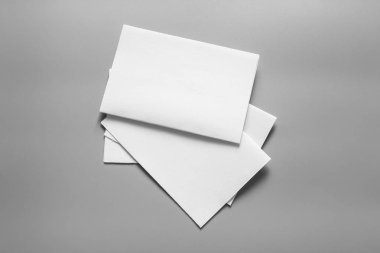 Boş portre mock-up kağıt. gri, değiştirilebilir arka plan izole broşür dergi / beyaz kağıt izole gri üzerine