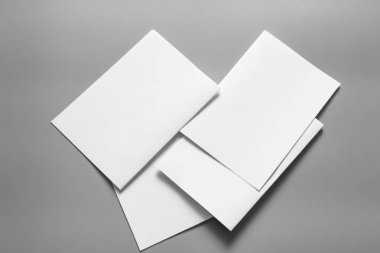 Boş portre mock-up kağıt. gri, değiştirilebilir arka plan izole broşür dergi / beyaz kağıt izole gri üzerine