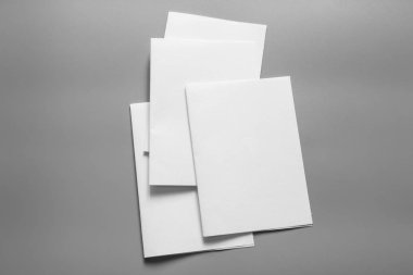 Boş portre mock-up kağıt. gri, değiştirilebilir arka plan izole broşür dergi / beyaz kağıt izole gri üzerine