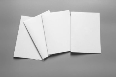 Boş portre mock-up kağıt. gri, değiştirilebilir arka plan izole broşür dergi / beyaz kağıt izole gri üzerine