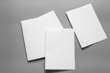 Boş portre mock-up kağıt. gri, değiştirilebilir arka plan izole broşür dergi / beyaz kağıt izole gri üzerine