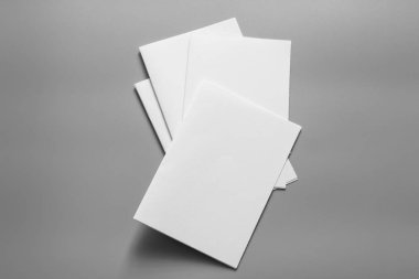 Boş portre mock-up kağıt. gri, değiştirilebilir arka plan izole broşür dergi / beyaz kağıt izole gri üzerine