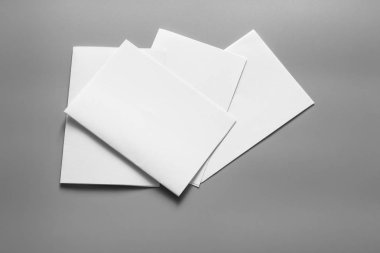 Boş portre mock-up kağıt. gri, değiştirilebilir arka plan izole broşür dergi / beyaz kağıt izole gri üzerine