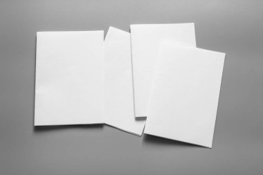 Boş portre mock-up kağıt. gri, değiştirilebilir arka plan izole broşür dergi / beyaz kağıt izole gri üzerine