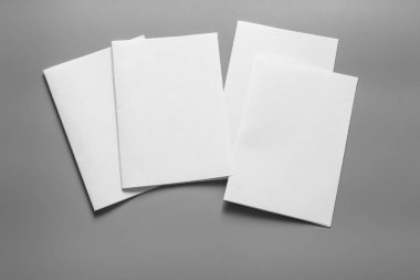 Boş portre mock-up kağıt. gri, değiştirilebilir arka plan izole broşür dergi / beyaz kağıt izole gri üzerine