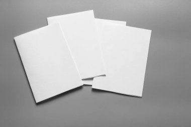 Boş portre mock-up kağıt. gri, değiştirilebilir arka plan izole broşür dergi / beyaz kağıt izole gri üzerine