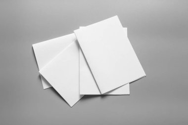 Boş portre mock-up kağıt. gri, değiştirilebilir arka plan izole broşür dergi / beyaz kağıt izole gri üzerine