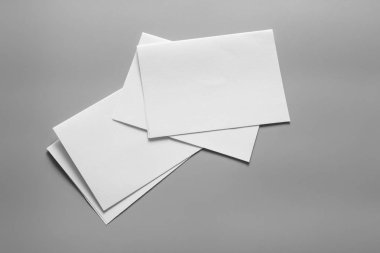 Boş portre mock-up kağıt. gri, değiştirilebilir arka plan izole broşür dergi / beyaz kağıt izole gri üzerine