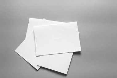 Boş portre mock-up kağıt. gri, değiştirilebilir arka plan izole broşür dergi / beyaz kağıt izole gri üzerine